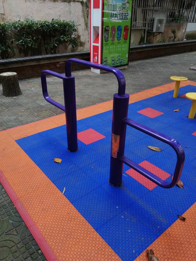 彈振壓腿器