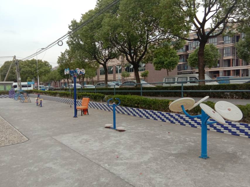 衛東村新村128號后健身路徑