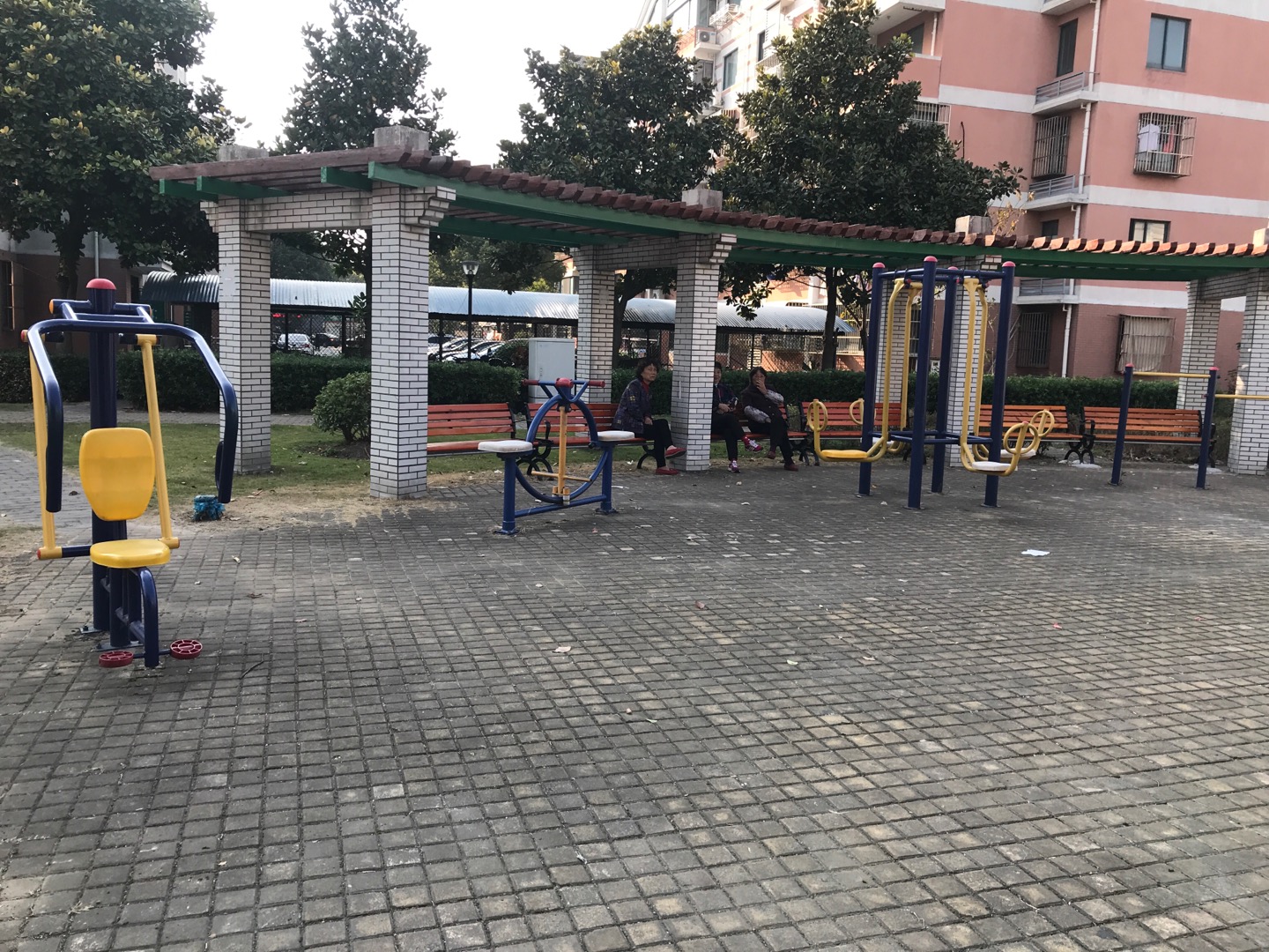 鄧鎮一居施鎮路385弄96號前健身路徑