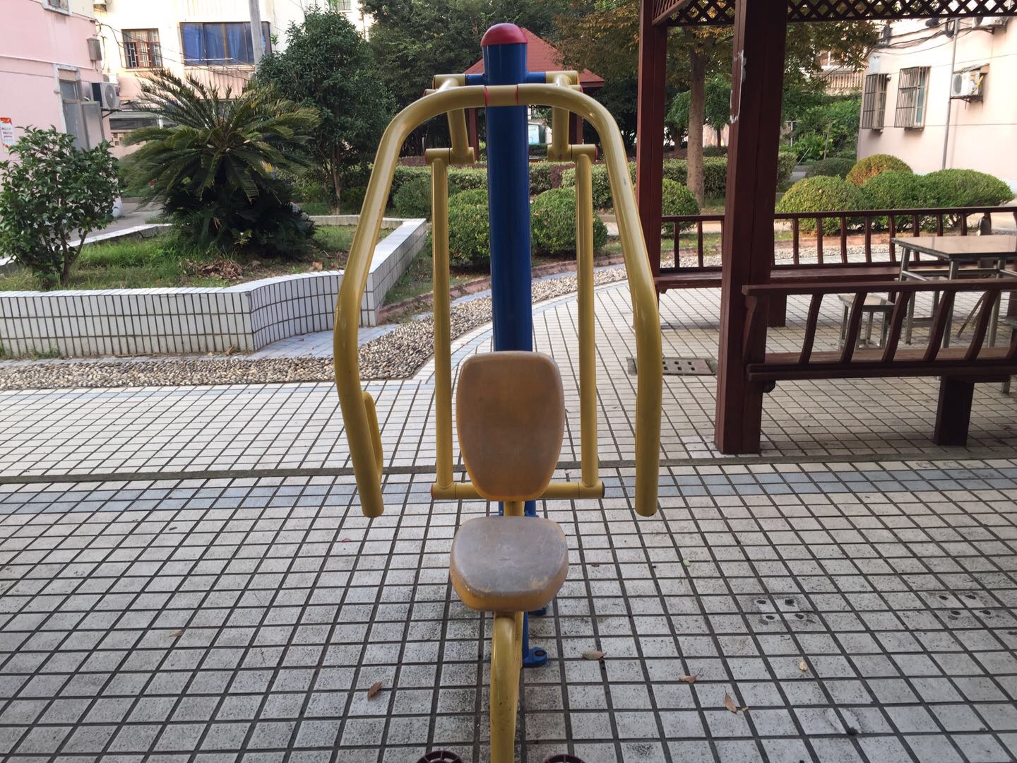 自重推胸器