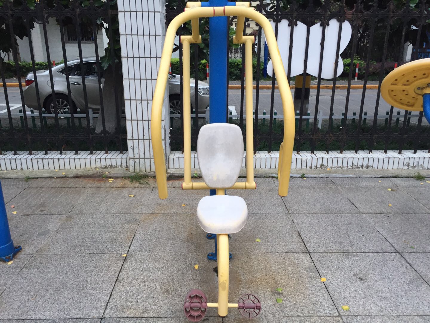 自重推胸器