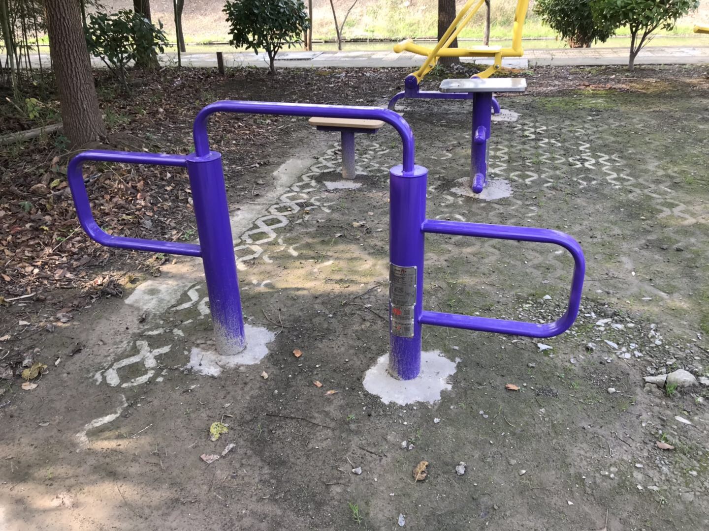 彈振壓腿器