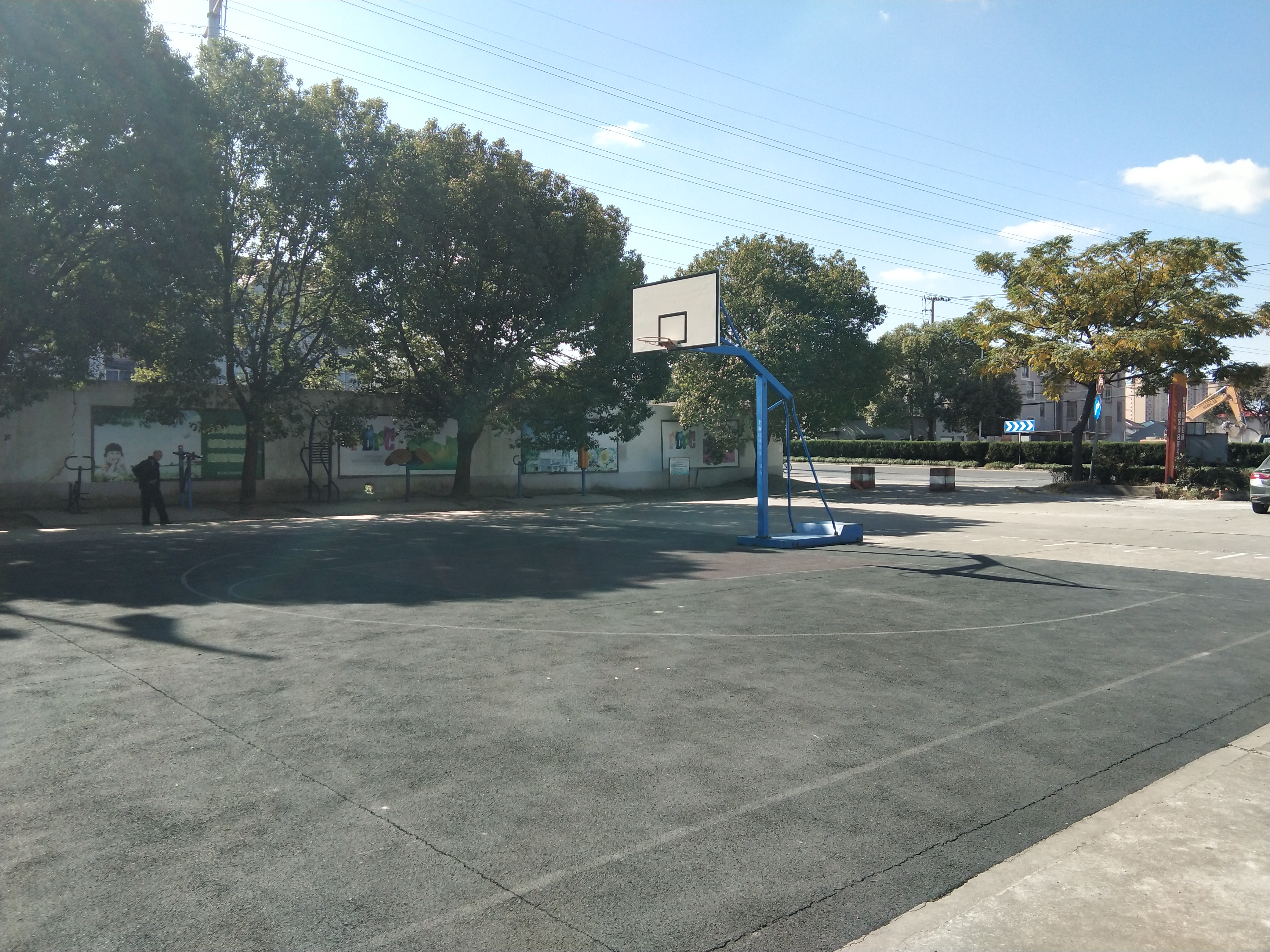 新衛村籃球場