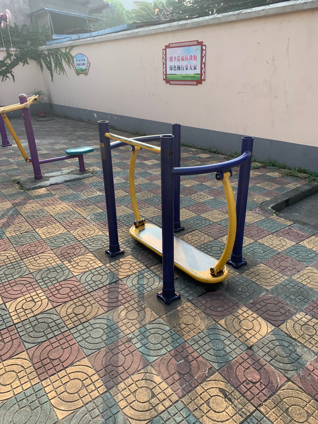 晃板健身器