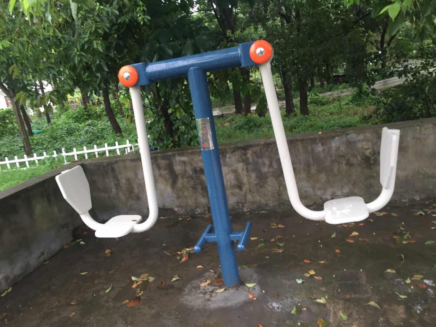 雙位坐蹬器