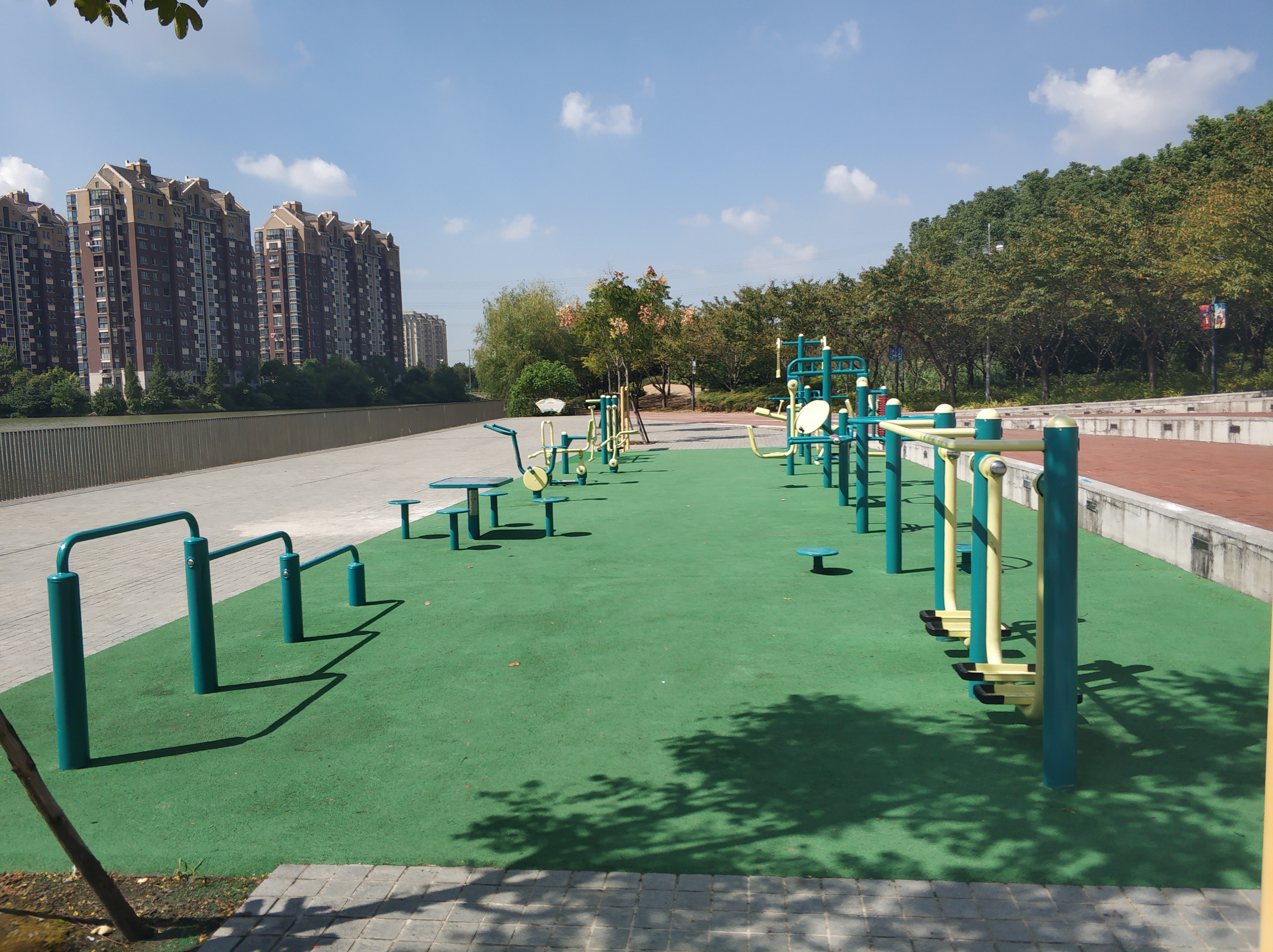 香花橋街道沁園湖公園健身苑點
