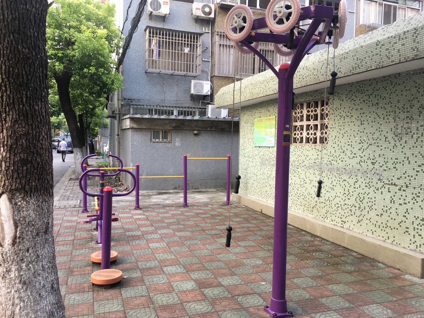 先鋒公寓居委龍柏三村西小區健身點