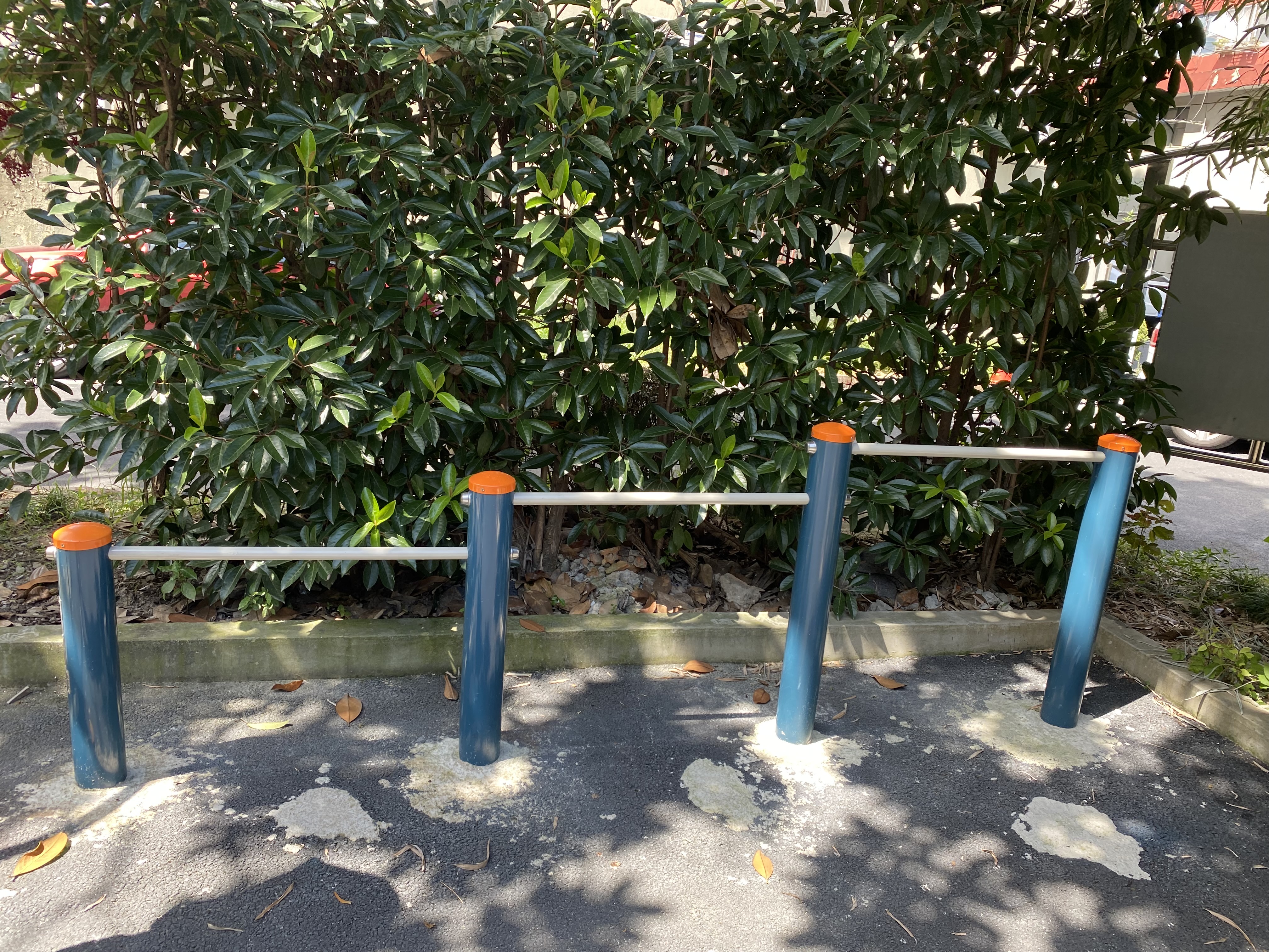 彈振壓腿器