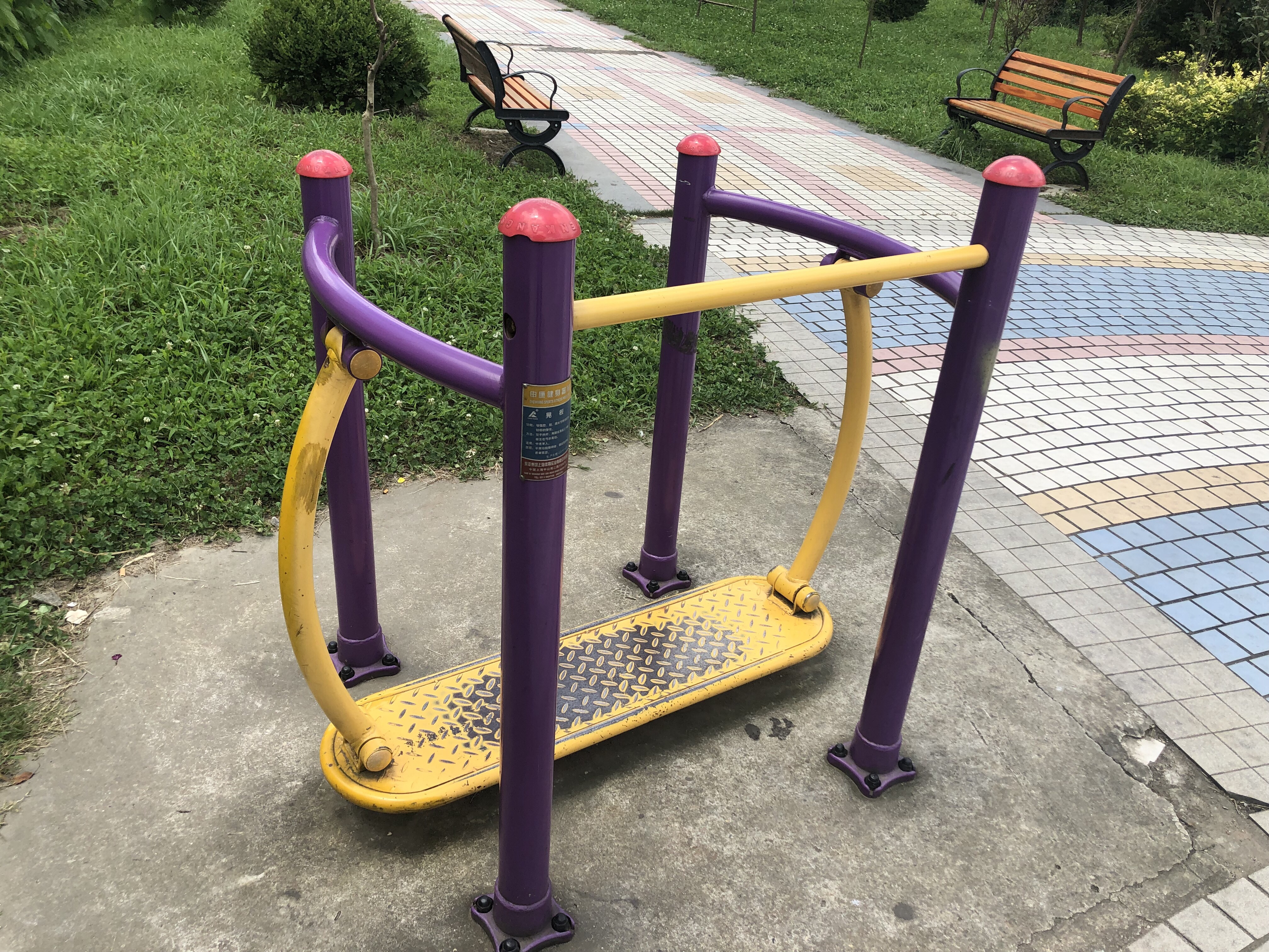 晃板健身器
