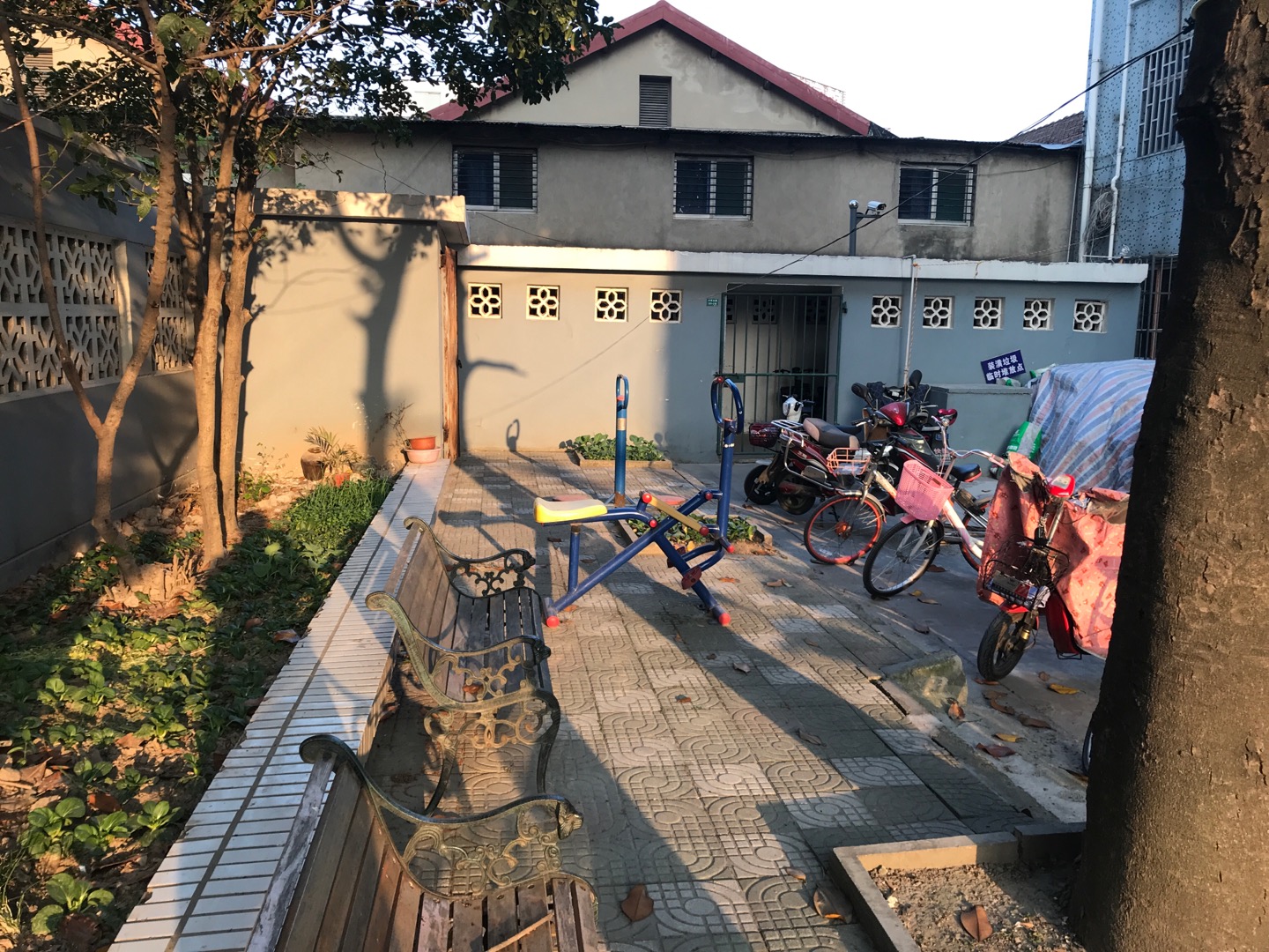 施鎮居委水閘北路201弄1號北面健身路徑