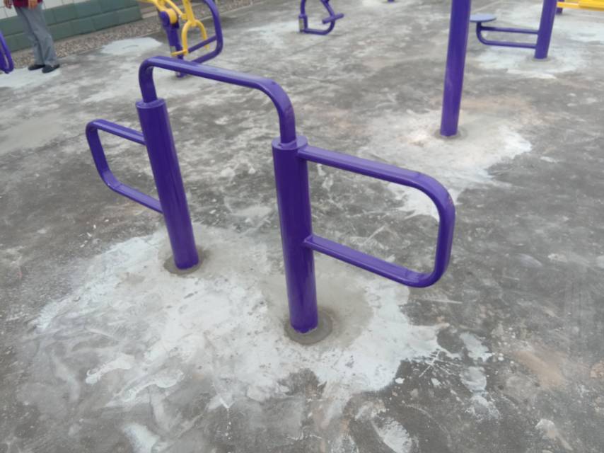 彈振壓腿器