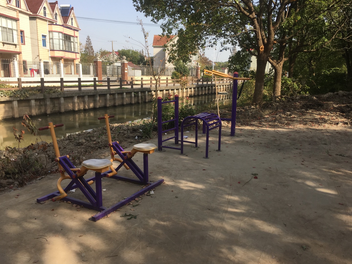 老港鎮成日村民委員會成日8組健身苑點