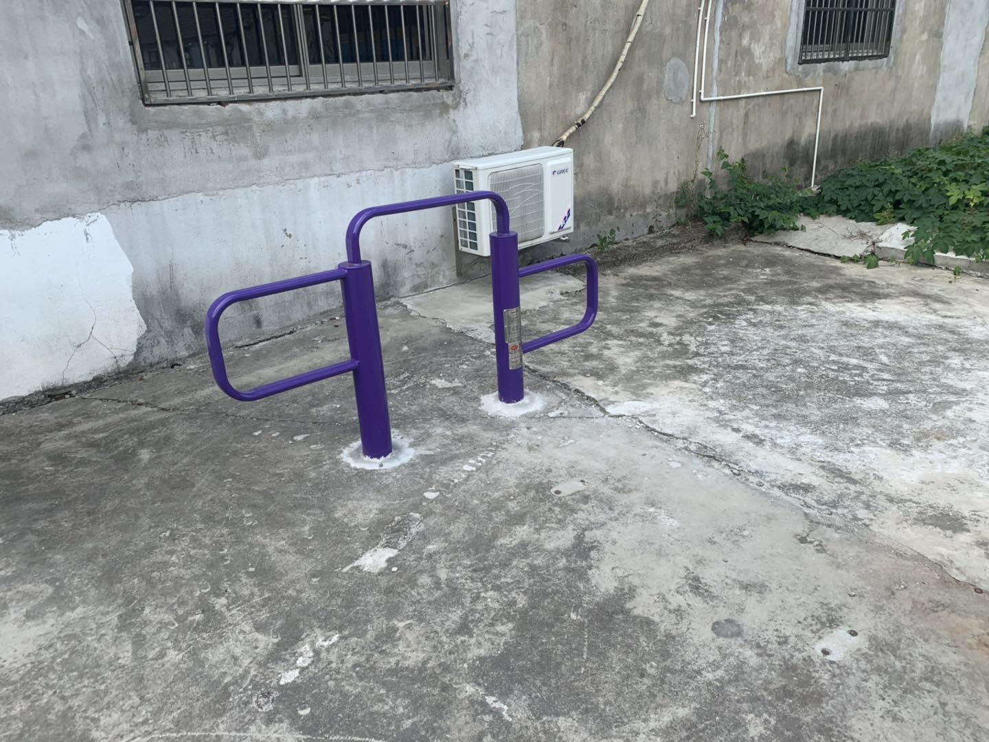 彈振壓腿器