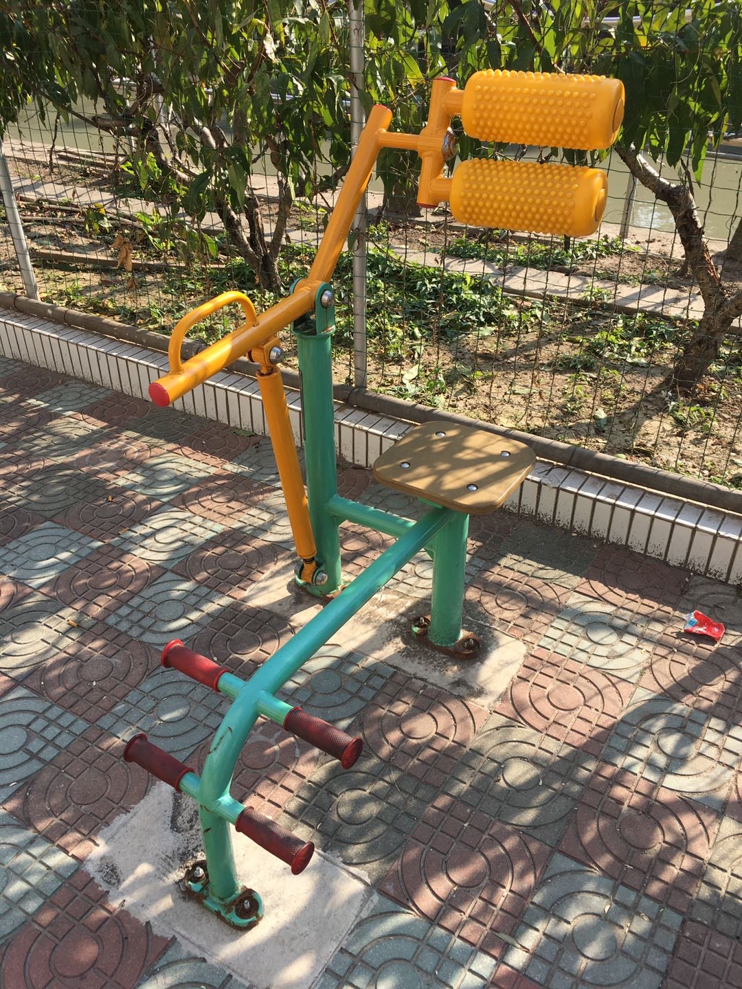 腹背鍛煉器