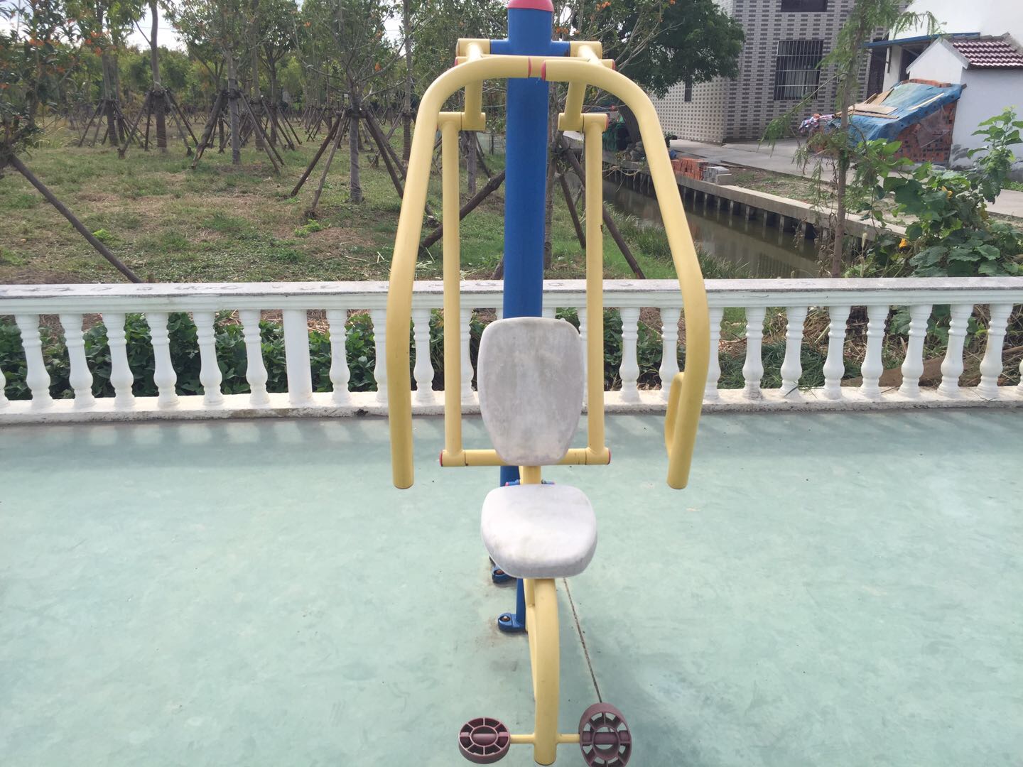 自重推胸器