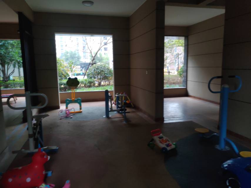 東方御府小區2號樓架空層市民健身點