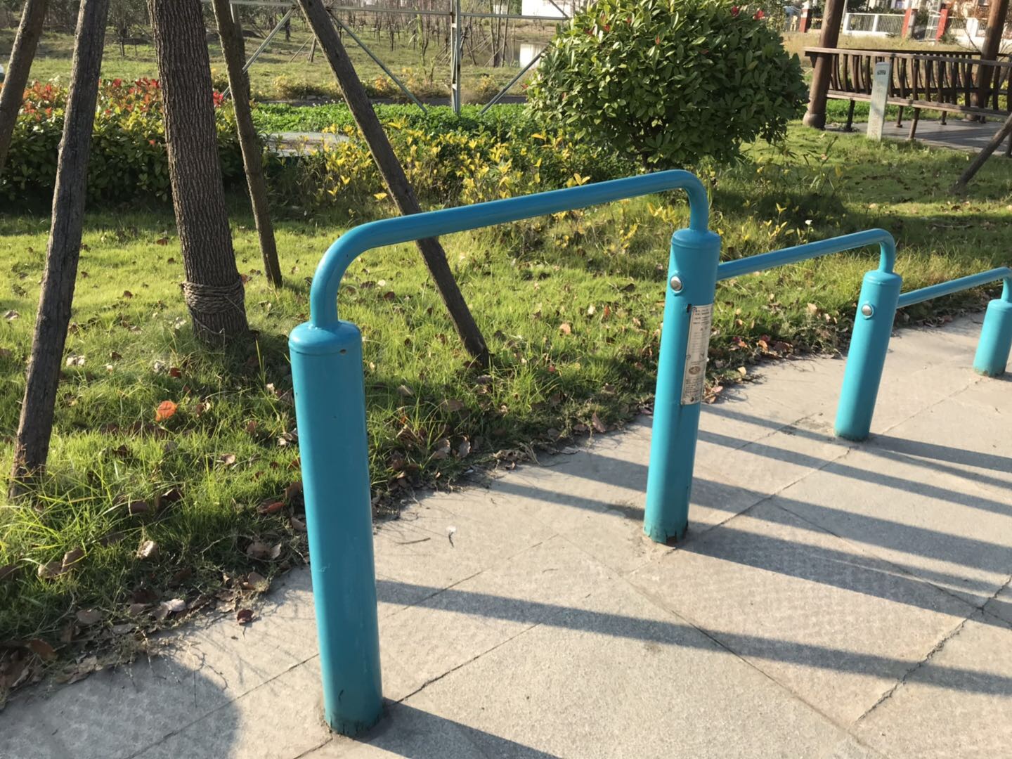 彈震壓腿器