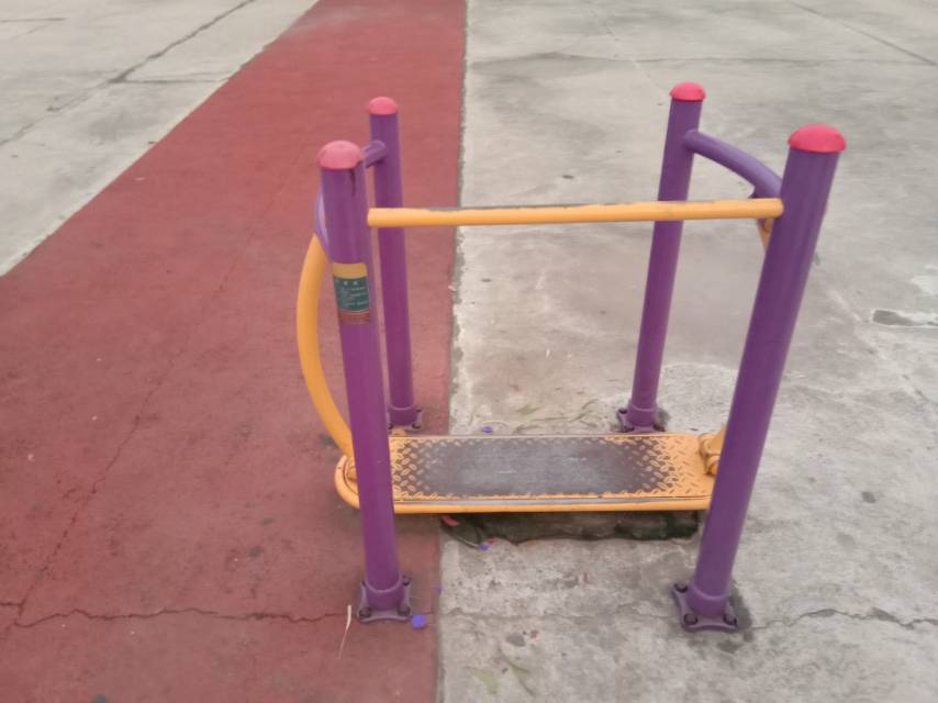 晃板健身器