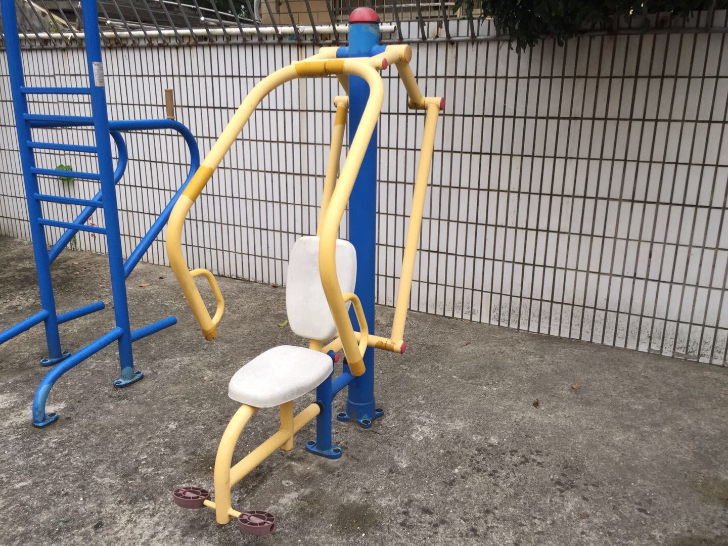 自重推胸器