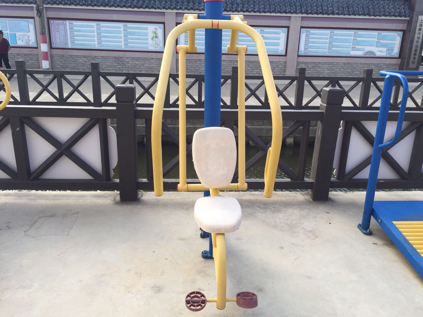 自重推胸器