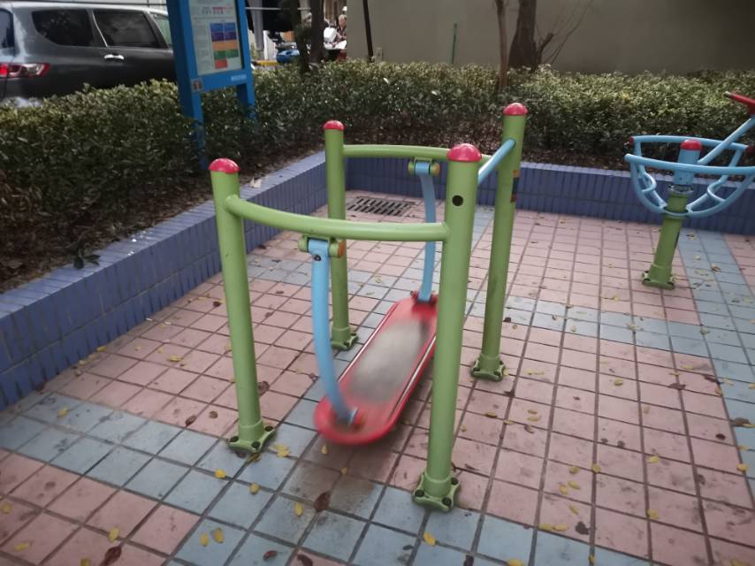 晃板健身器