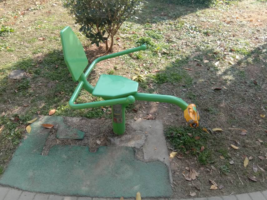 斜躺健身車