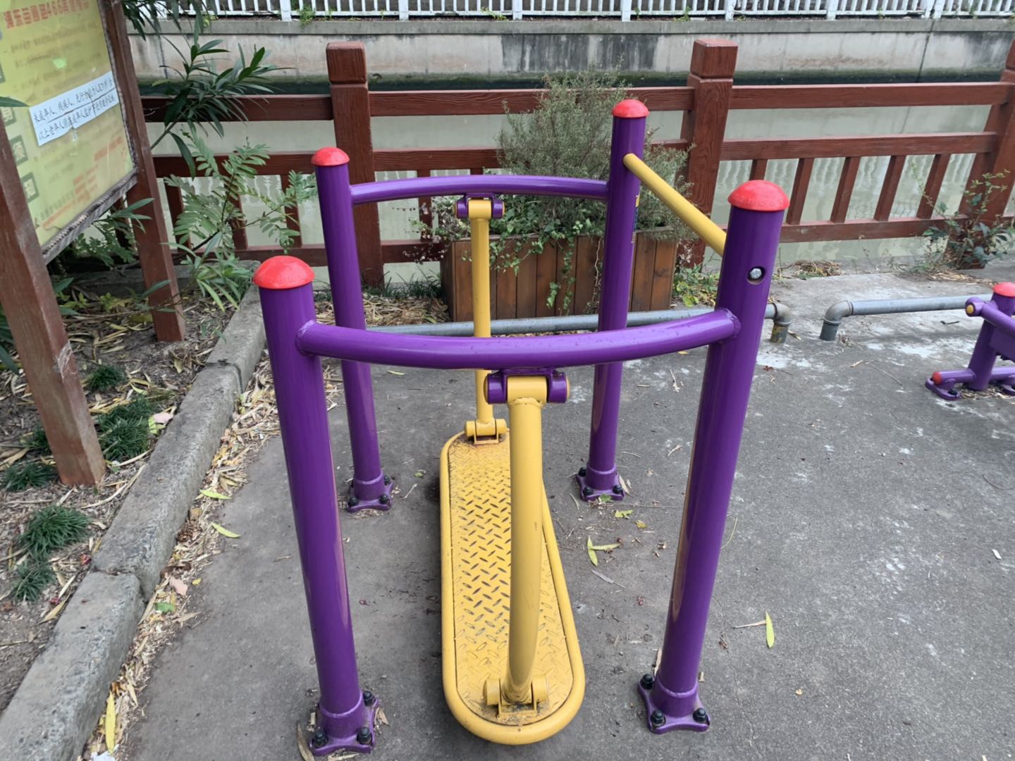晃板健身器