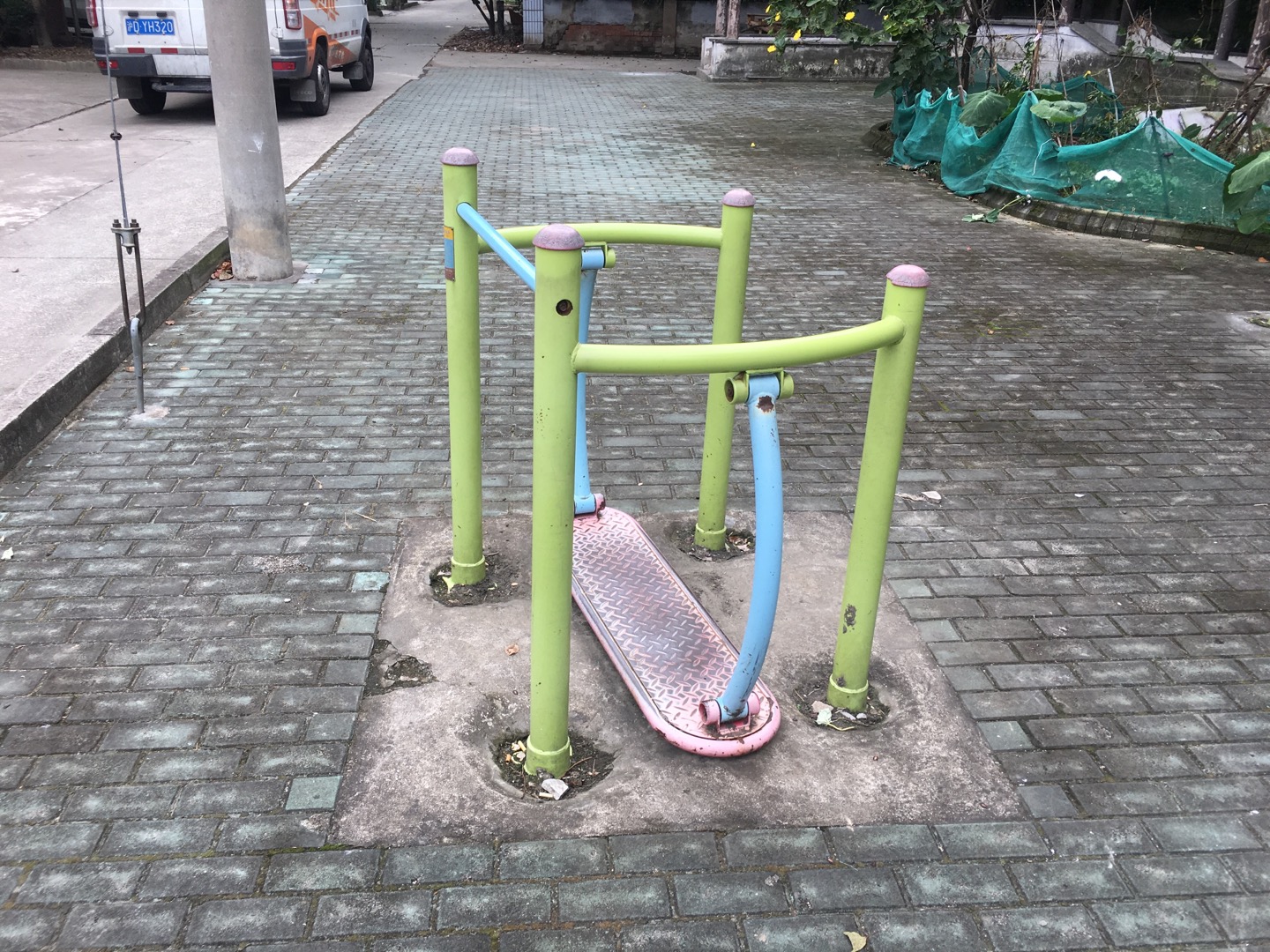 晃板健身器