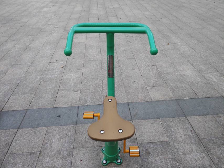 直立健身車